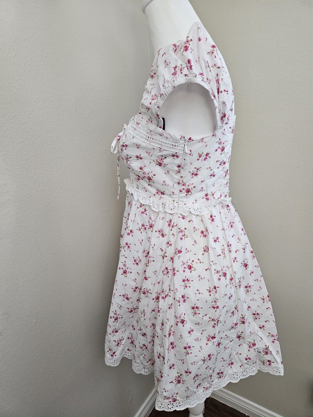 Forever 21 White Dress with Pink Floral Print and Lace-Up Bodice - Picture 4 of 11